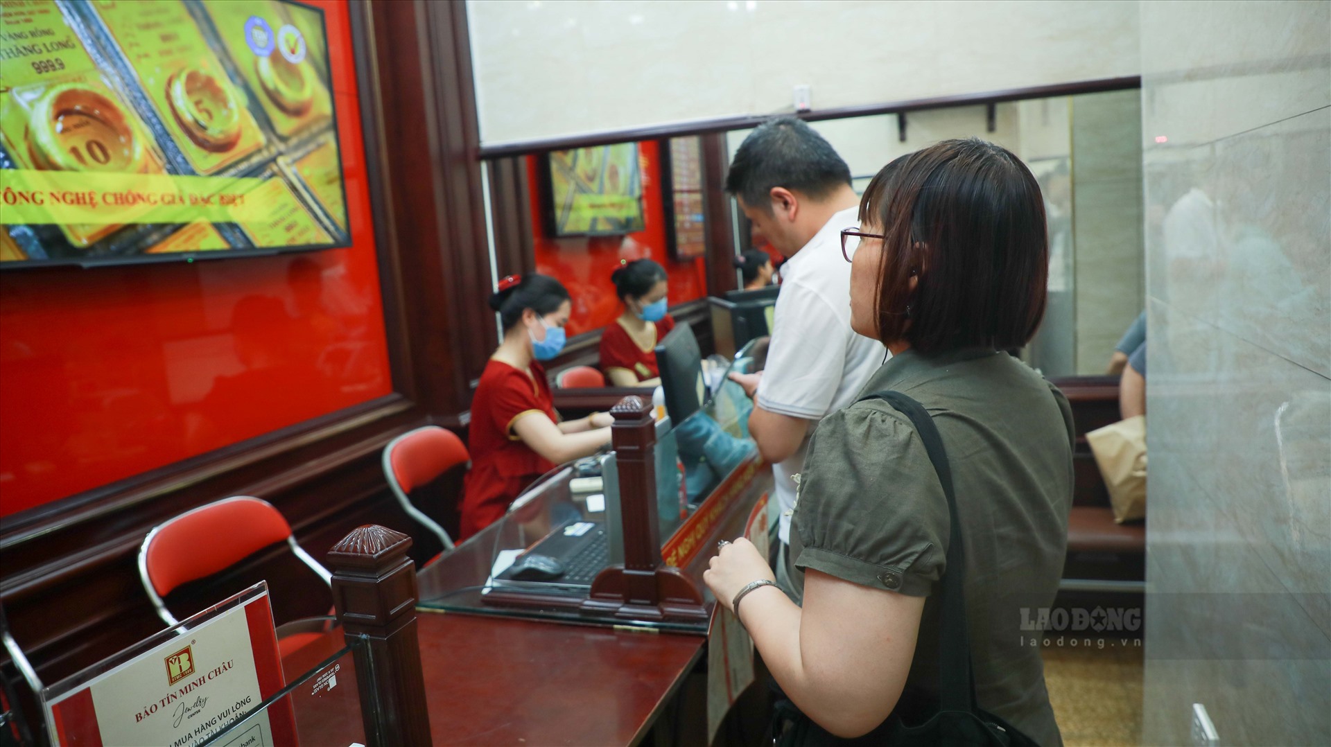 Đến bán vàng tại một cửa hàng trên phố Trần Nhân Tông, chị Nguyễn Thị Hoa (Ba Đình - Hà Nội) chia sẻ: “Tôi đi bán hộ người thân chứ không có vàng bán. Tôi bận đi làm nên không bán từ sáng được, đến giờ giá vàng còn giảm rồi đấy, nhưng có giảm vẫn là cao. Giá vàng đang lên cao như vậy, có tôi cũng bán!“.