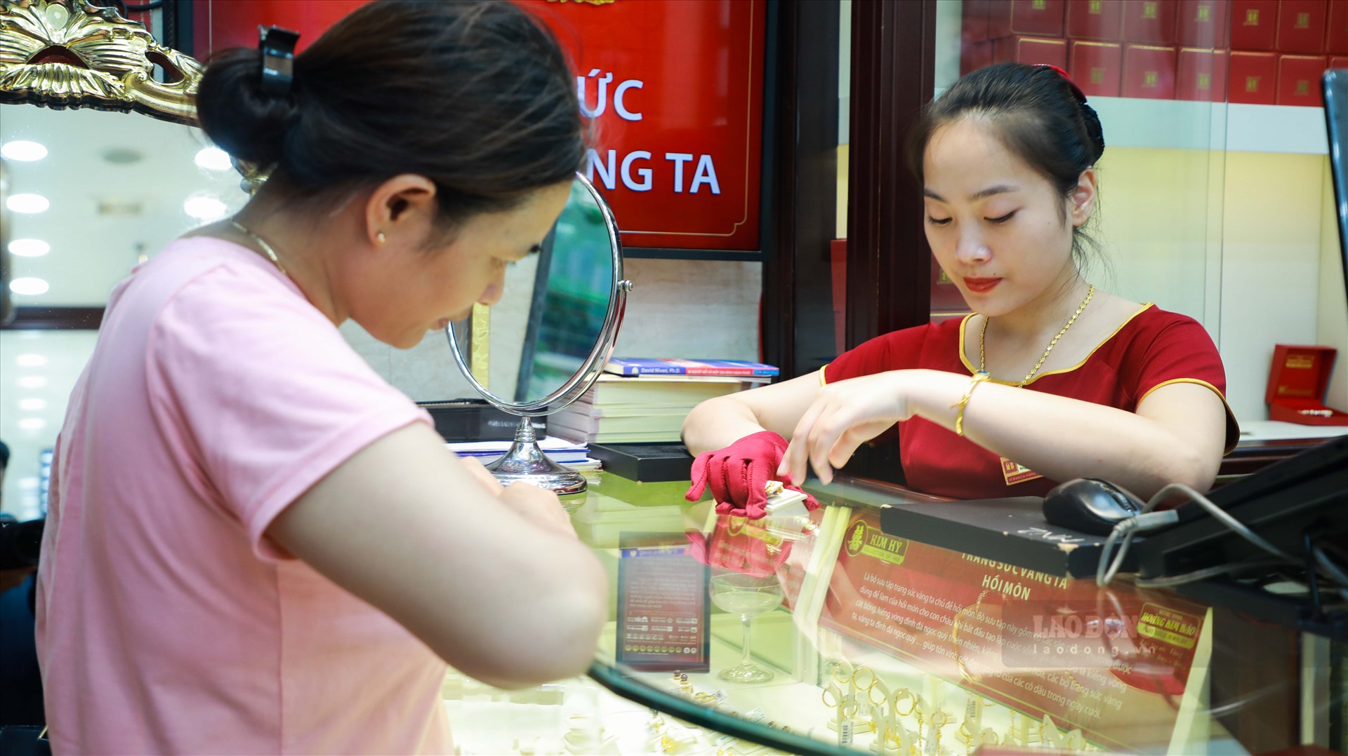 Theo ghi nhận, vẫn có nhiều người mua vàng vào thời điểm này. Tuy nhiên đa số mua trang sức, không đặt vấn đề đầu tư vàng. Chị Trần Thị Linh (Cầu Giấy - Hà Nội) chia sẻ: “Chị gái tôi sắp lấy chồng, nên tôi quyết định mua vàng tặng. Mấy hôm trước thấy giá cao quá nên tôi định chờ xem có giảm không, không ngờ còn tăng cao hơn. Giờ đành mua!“.