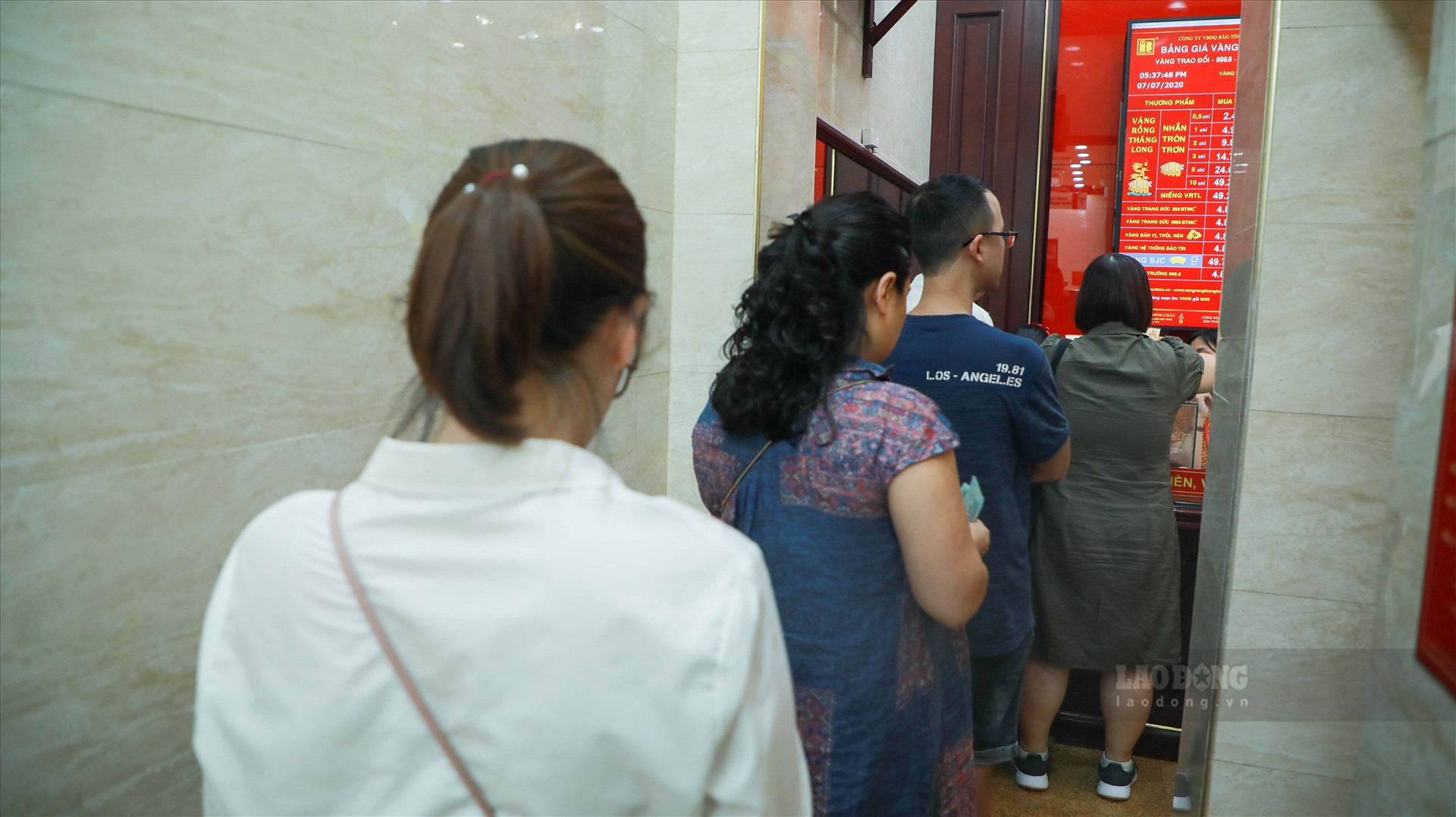 Bên trong các tiệm vàng, không khó để bắt gặp hình ảnh nhiều người xếp hàng bán vàng.