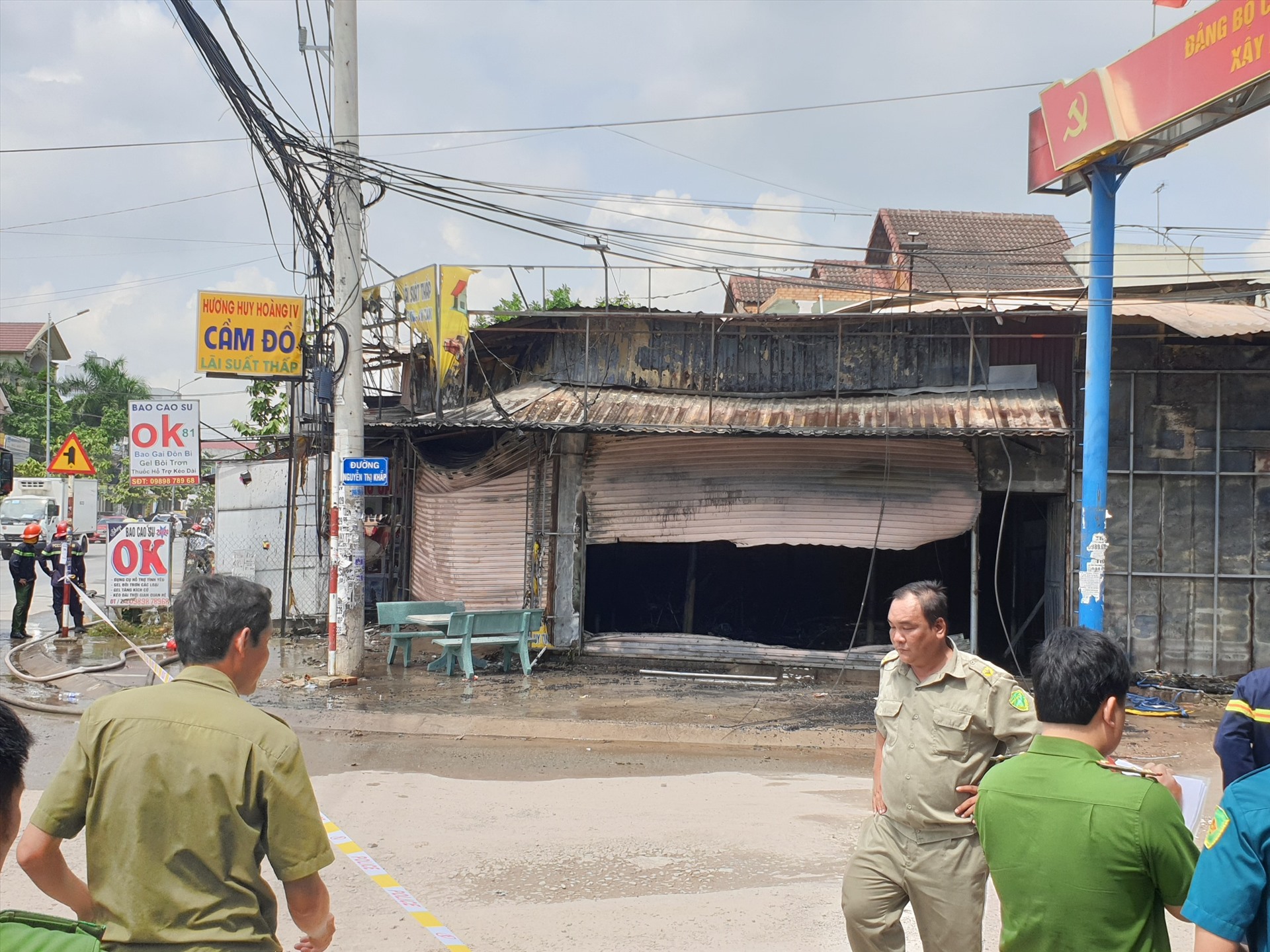 Tiệm cầm đồ bị cháy rụi. Ảnh: Đình Trọng