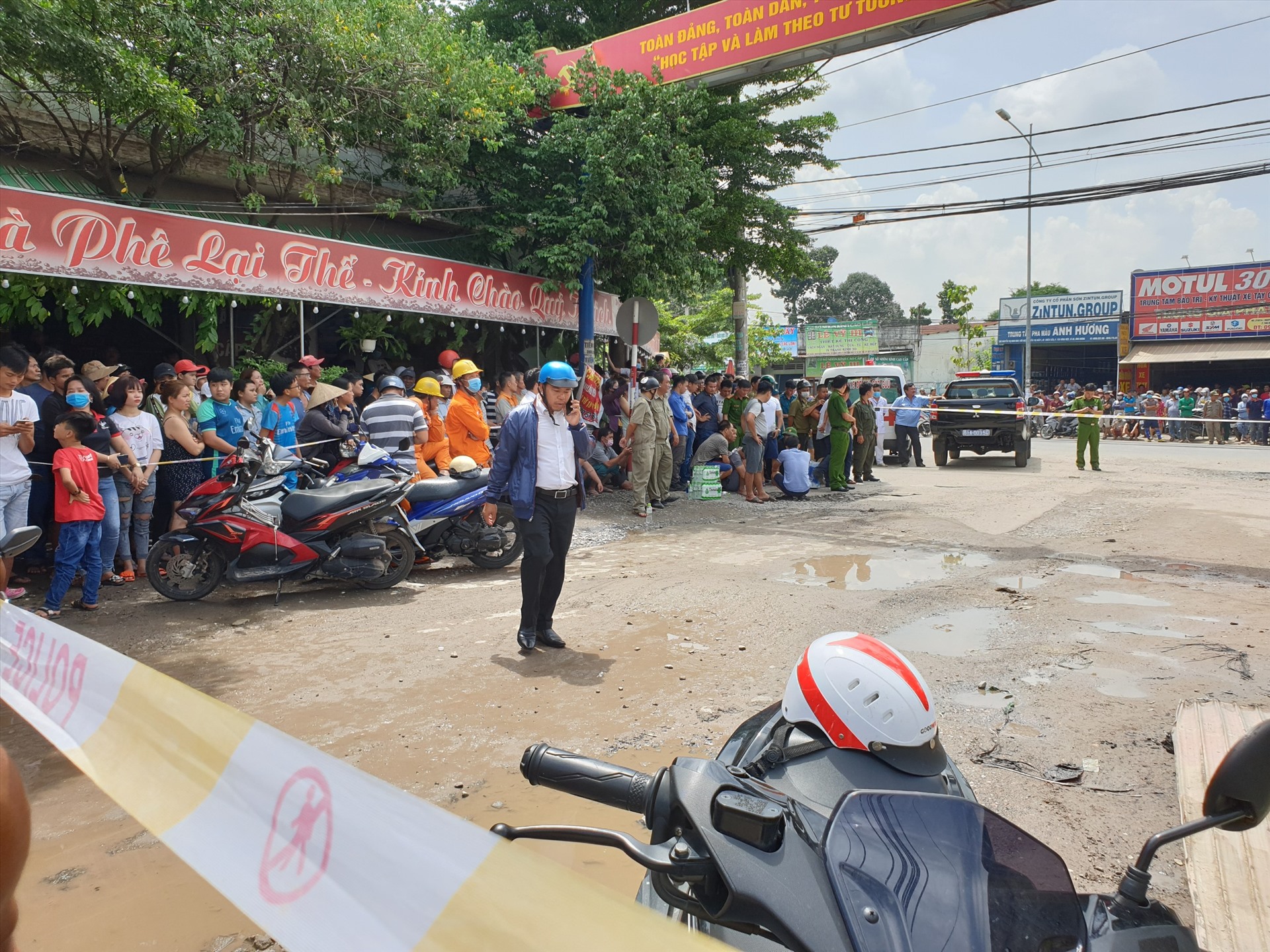 Công an đang phong tỏa hiện trường. Ảnh: Đình Trọng