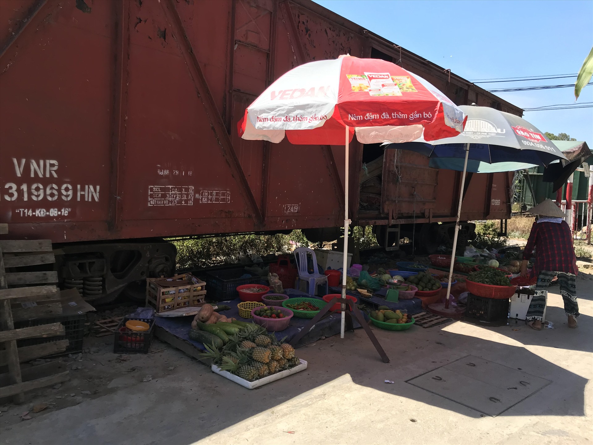 Người dân buôn bán sát đường ray tàu ở ga Kim Liên. Ảnh: M.H