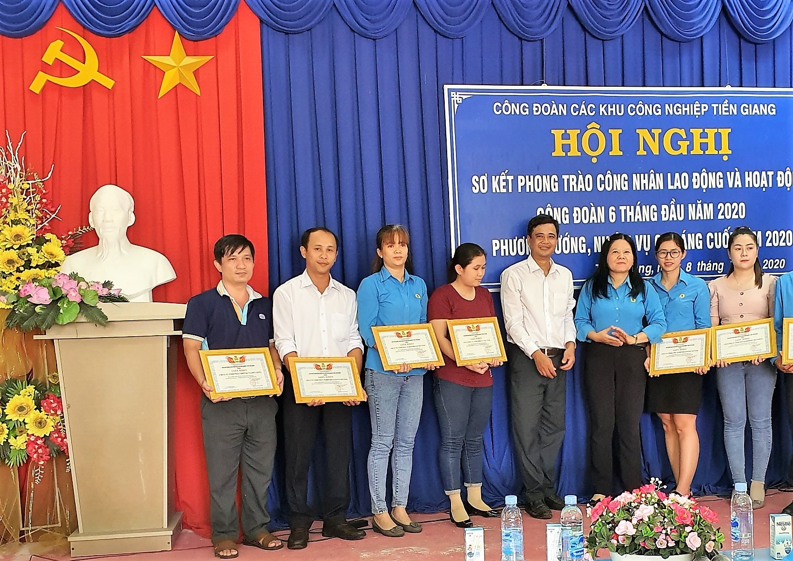 Lãnh đạo Công đoàn các Khu công nghiệp Tiền Giang khen thưởng cho các tập thể có thành tích xuất sắc trong hoạt động 6 tháng đầu năm 2020 Ảnh: Lý Oanh