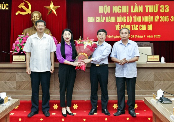 Bí thư Tỉnh ủy Vĩnh Phúc Hoàng Thị Thúy Lan tặng hoa chúc mừng tân Phó Bí thư Lê Duy Thành. Ảnh: Cổng TTĐT Vĩnh Phúc