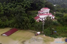 Mưa lũ nghiêm trọng khiến nhiều nơi ở Trung Quốc chìm trong biển nước