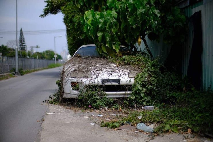 Đây từng là huyền thoại xe thể thao một thời nhưng lại bị bỏ trên đường. Ảnh: Hot Cars