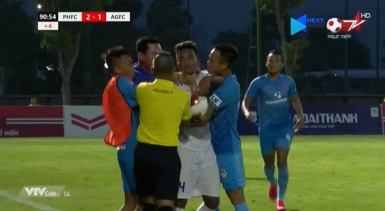 Hình ảnh huấn luyện viên bóp cổ cầu thủ được cắt từ video.