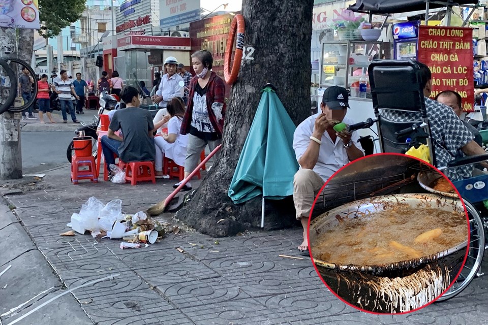 TPHCM: Thức ăn bày bán la liệt vỉa hè, người dân vô tư ngồi ăn cạnh rác TPHCM: Thức ăn bày bán la liệt vỉa hè, người dân vô tư ngồi ăn cạnh rác