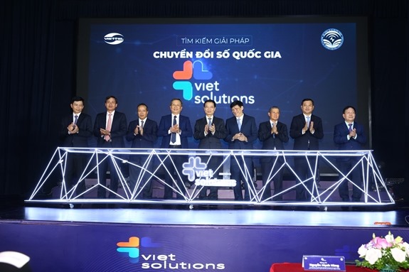 Bộ trưởng Bộ TTTT Nguyễn Mạnh Hùng và các đại biểu ấn nút khởi động cuộc thi. Ảnh: Văn Phong