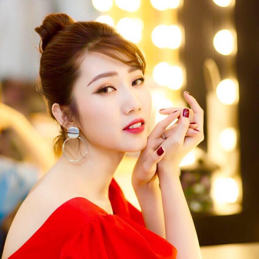 Thúy Ngân cho biết áp lực nghề nghiệp khiến cô mạnh mẽ hơn. Ảnh: NSCC