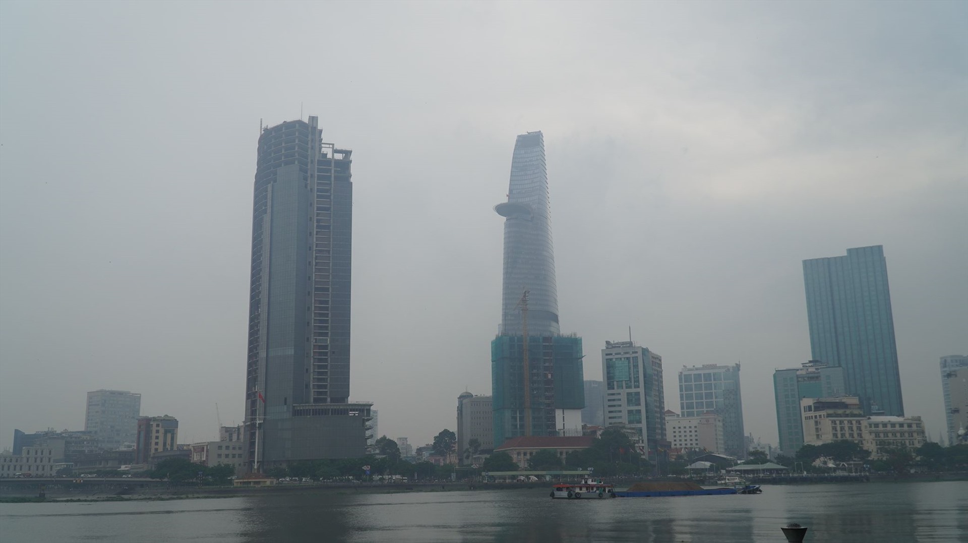Gần 8 giờ sáng lớp mù vẫn chưa tan. Ảnh: Hữu Huy