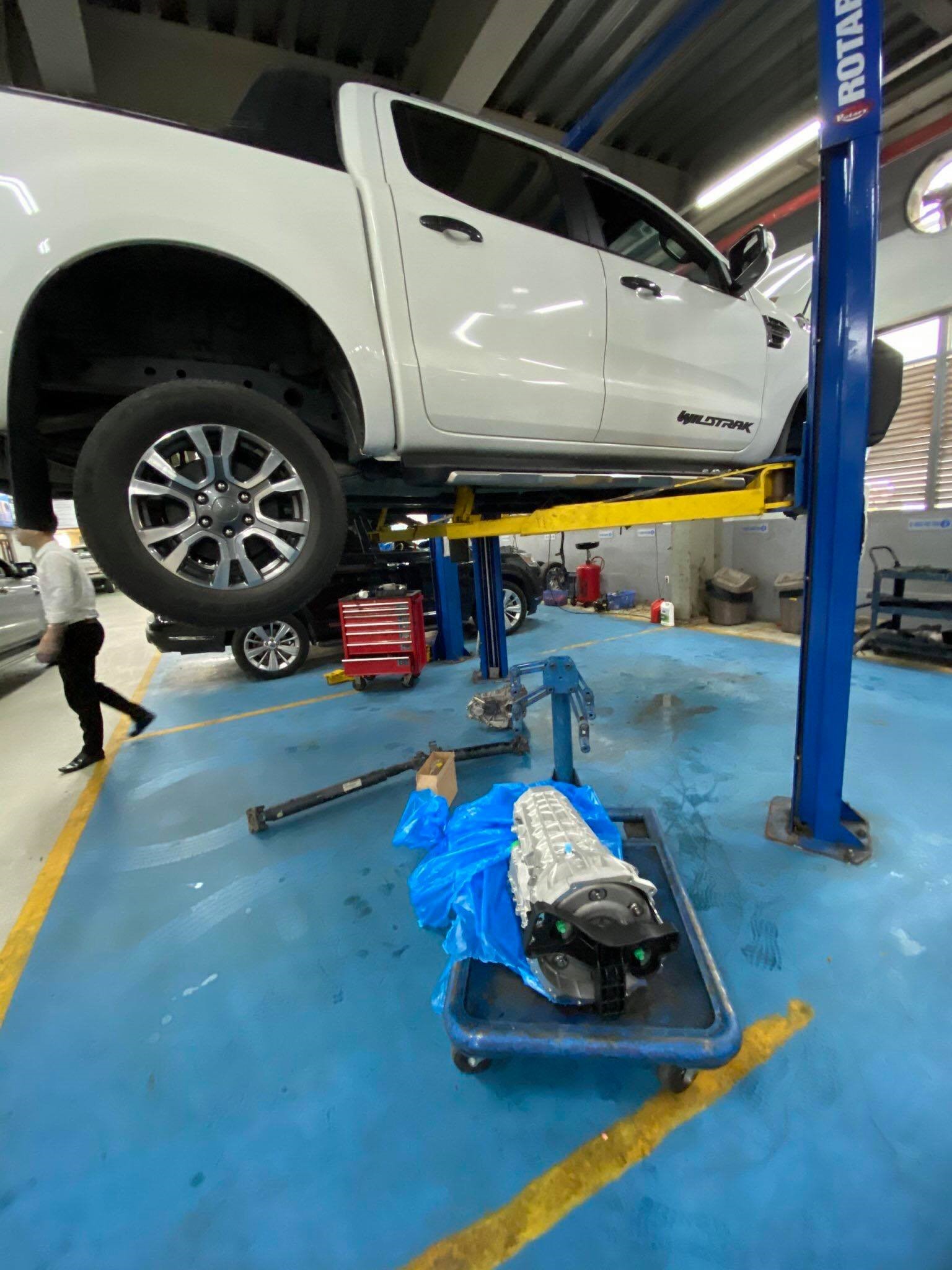 Xe của anh Dũng gặp tình trạng vỡ bánh răng hộp số. Ảnh: NVCC