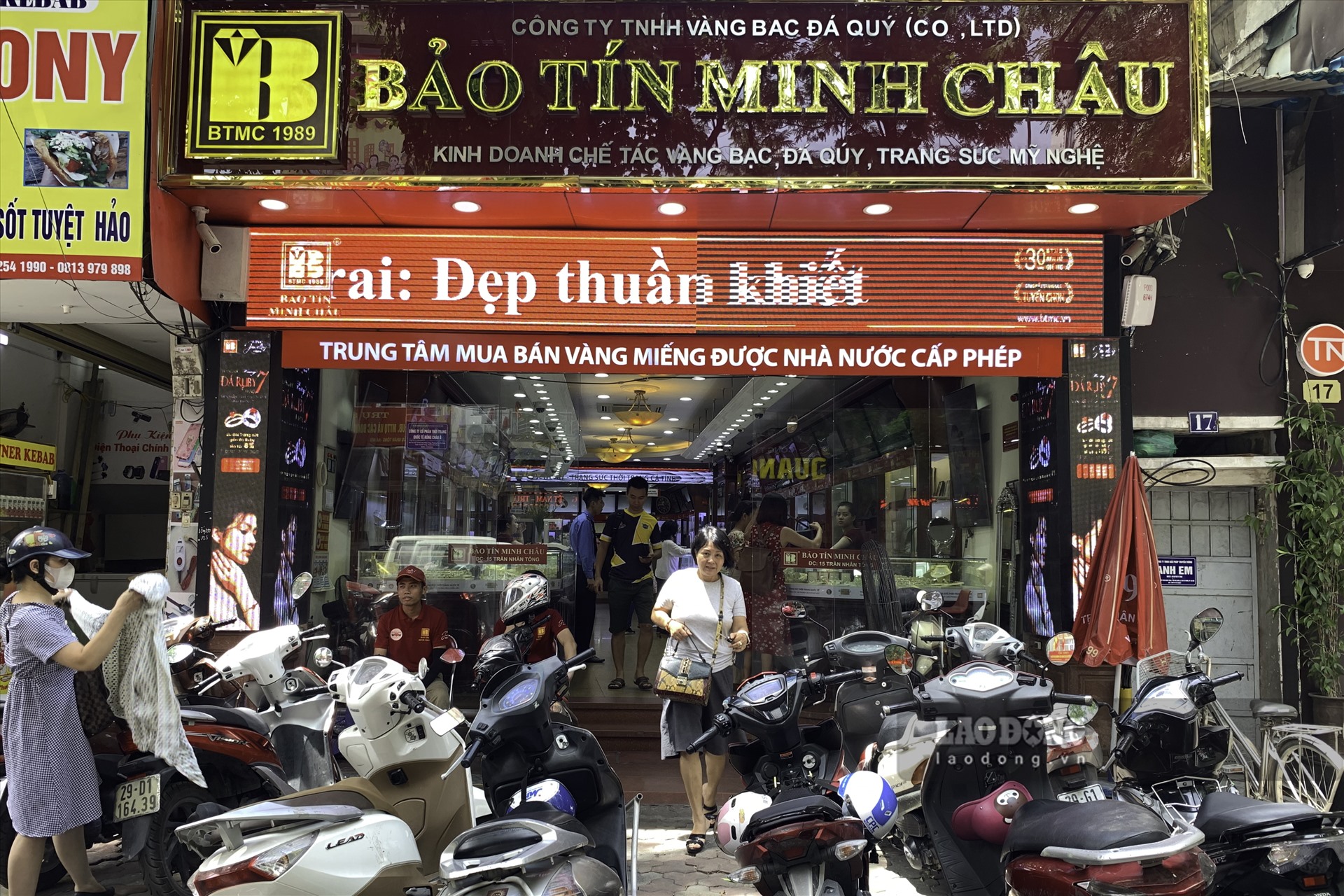 Chuyên gia kinh tế TS. Nguyễn Trí Hiếu cho biết, dịch Covid-19 đang diễn biến phức tạp là nguyên nhân chính đẩy giá vàng lên cao. Trong đó, những nhà đầu tư tài chính thường tìm tài sản an toàn đầu tư vào và vàng là kênh đầu tư số 1 được nhiều người lựa chọn. Cùng với đó, nhiều nhà đầu cơ thấy thị trường nóng sốt thì “nhảy” vào để kiếm lời.