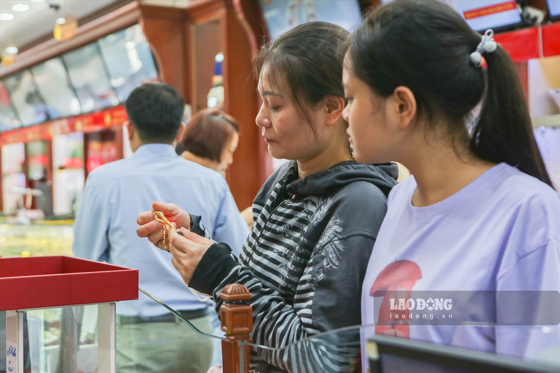 Chị Quỳnh (Cầu Giấy - Hà Nội) cho biết: Tôi thấy giá vàng mấy hôm nay lên rất cao, nên có ít vàng để giành từ trước mang đi bán để lấy chút lãi. Tôi nghĩ rằng bán vàng ở thời điểm này là thích hợp vì vàng cũng lên xuống rất bất thường, nay cao mai thấp, không biết thế nào“.