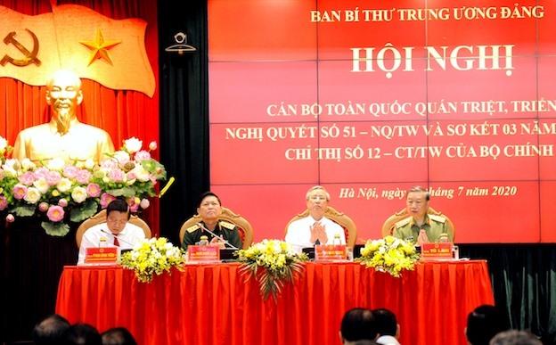 Thường trực Ban Bí thư Trần Quốc Vượng, Bộ trưởng Bộ Công an Tô Lâm, Bộ trưởng Bộ Quốc phòng Ngô Xuân Lịch và Trưởng Ban Nội chính Trung ương Phan Đình Trạc đồng chủ trì hội nghị. Ảnh CAND