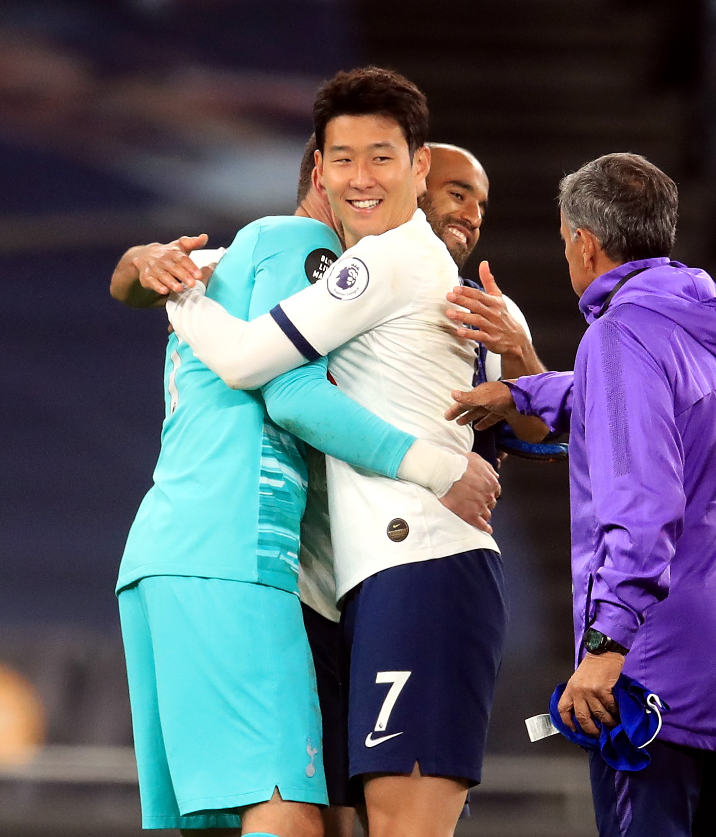 2 ngôi sao dàn hòa sau trận thắng. Ảnh: Tottenham.