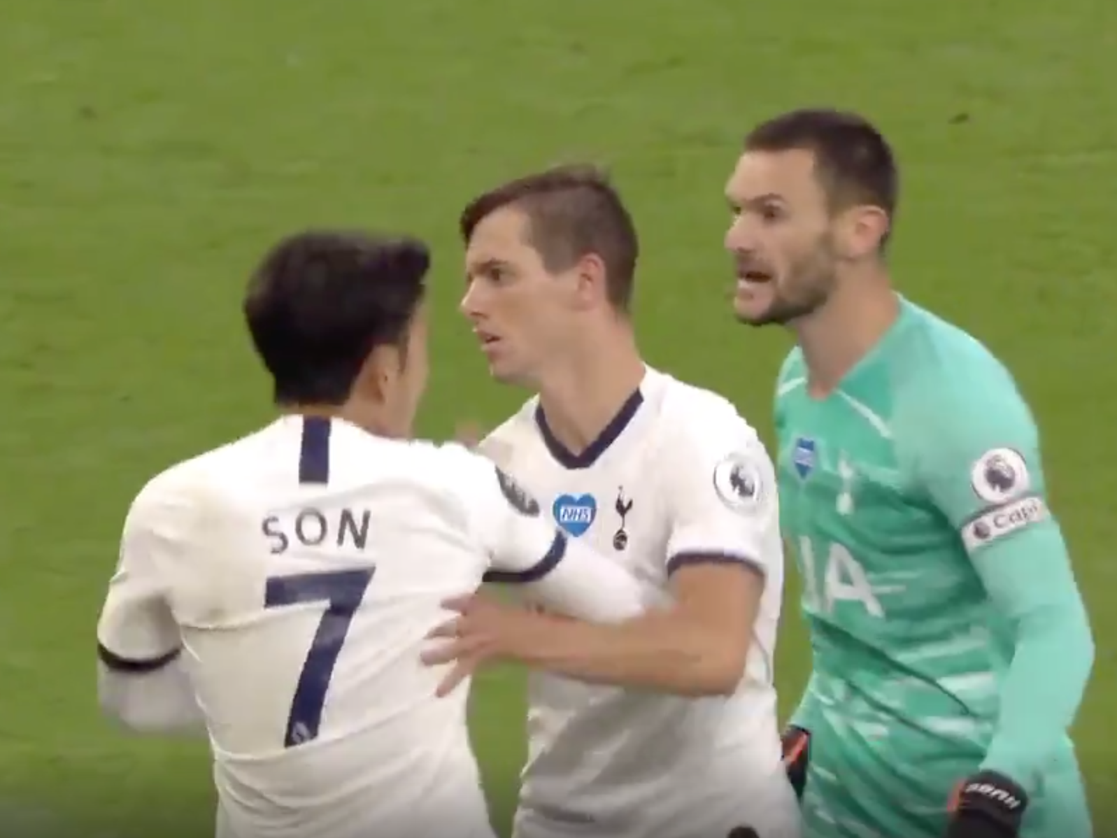 Lo Celso ngăn cản Son và đội trưởng Lloris lao vào nhau. Ảnh: BT Sport.