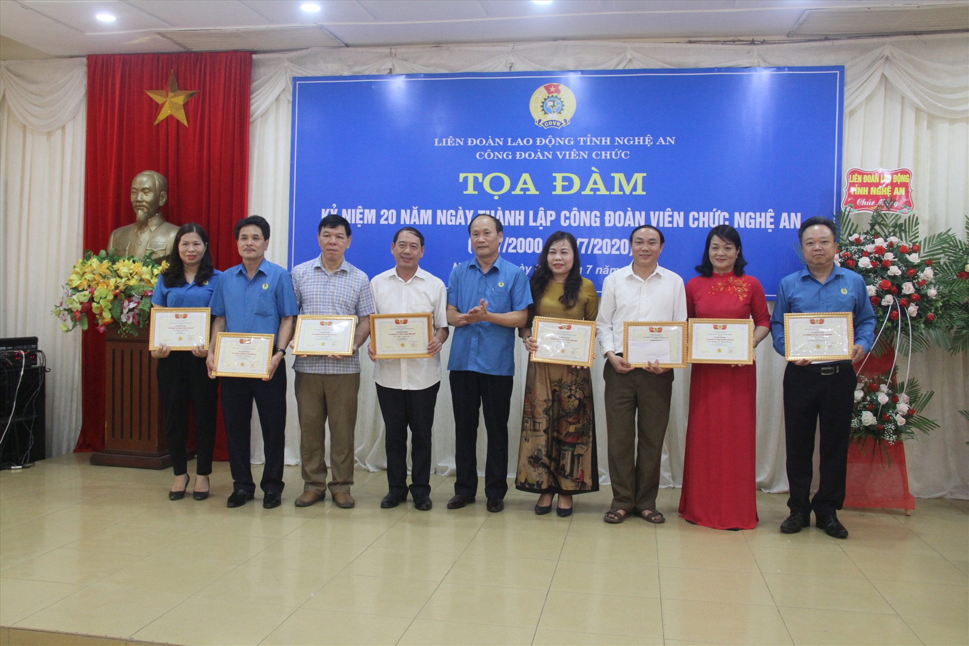 Trao tặng Kỷ niệm chương “Vì sự nghiệp xây dựng tổ chức công đoàn”. cho các cán bộ Công đoàn Nghệ An. Ảnh: HĐ