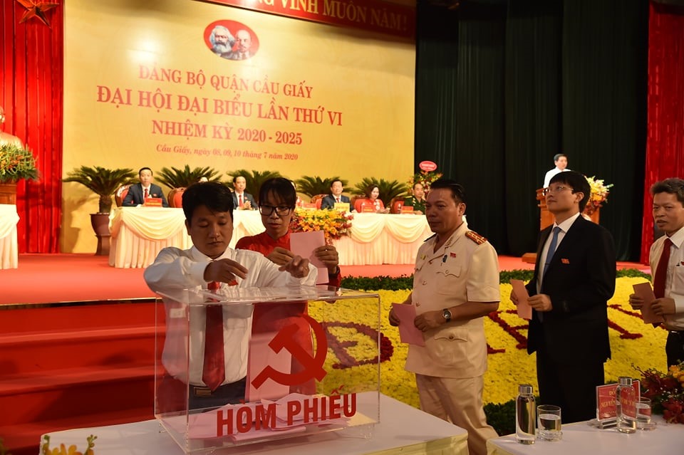 Các đại biểu bầu trực tiếp Bí thư tại Đại hội. Ảnh T.Vương