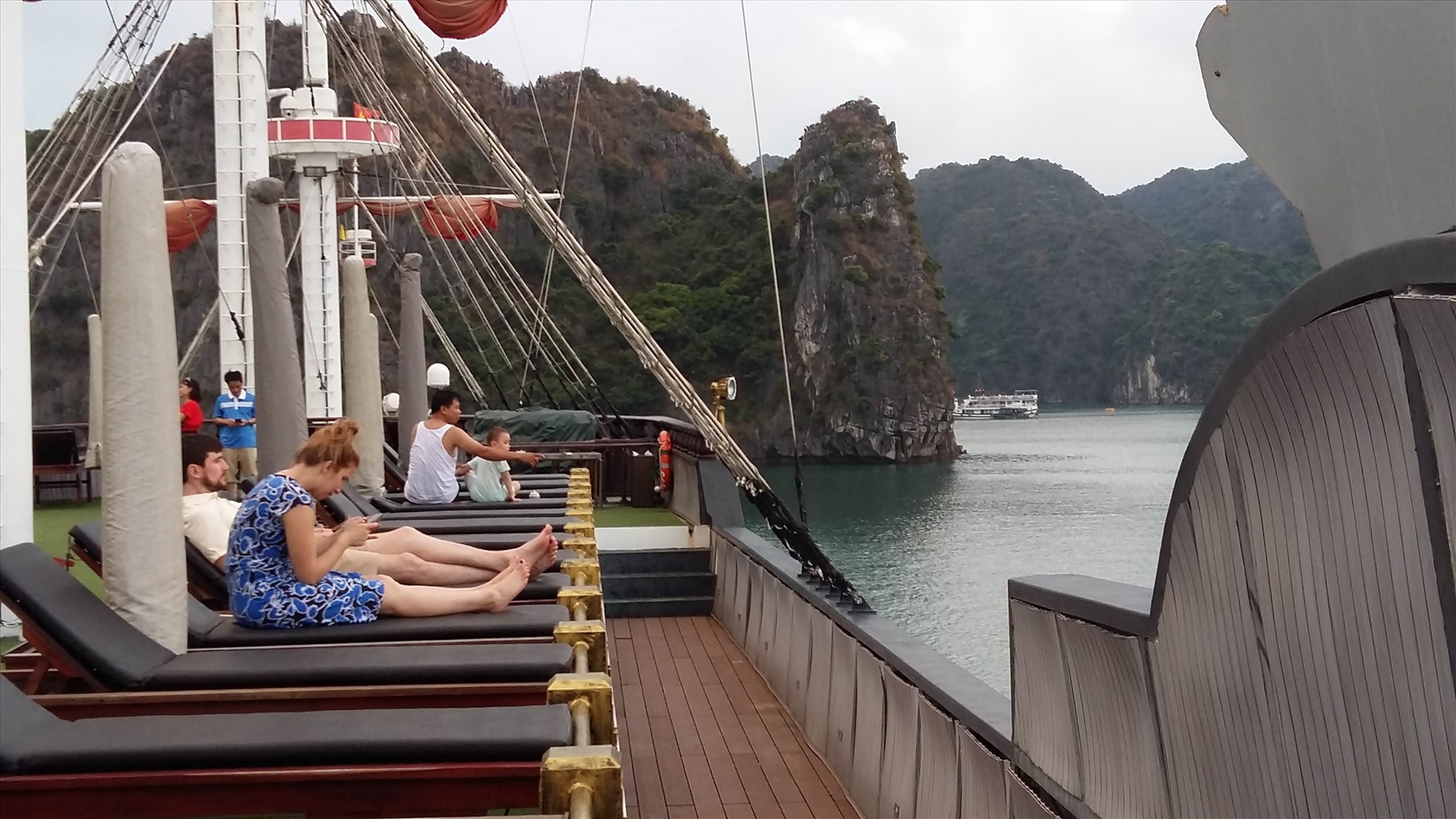 Trên 90% du khách nghỉ đêm trên vịnh Hạ Long là người nước ngoài. Ảnh: Nguyễn Hùng