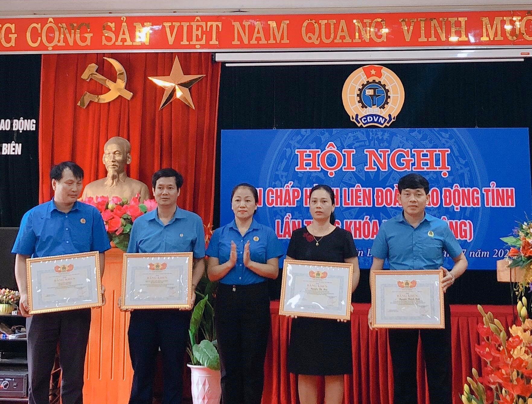 Đồng chí Lầu Thị Thanh Hương - Phó Chủ tịch LĐLĐ tỉnh trao Bằng khen của LĐLĐ tỉnh cho các tập thể, các nhân có thành tích xuất sắc trong công tác vận động nữ CNVCLĐ giai đoạn 2010-2020. Ảnh: Trần Nga