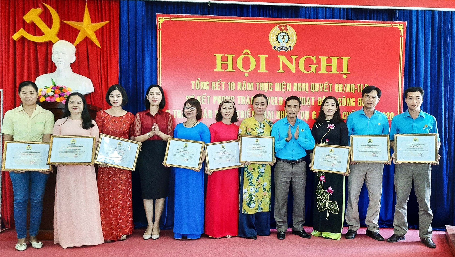 LĐLĐ tỉnh Quảng Ngãi tặng bằng khen cho tập thể và cá nhân có thành tích xuất sắc trong công tác vận động nữ CNVCLĐ và phong trào thi đua “Giỏi việc nước đảm việc nhà” giai đoạn 2010-2020.