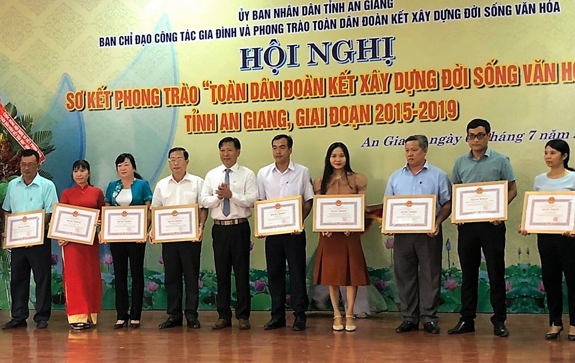 Phó Chủ tịch UBND tỉnh Trần Anh Thư, trao Bằng khen UBND tỉnh các tập thể tiêu biểu trong phong trào xây dựng danh hiệu cơ quan, đơn vị, doanh nghiệp văn hóa giai đoạn 2015 - 2019. Ảnh: Cẩm Tú