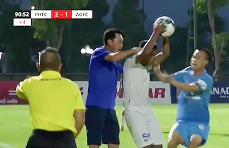 Hình ảnh huấn luyện viên Hứa Hiền Vinh bóp cổ cầu thủ được cắt từ video.