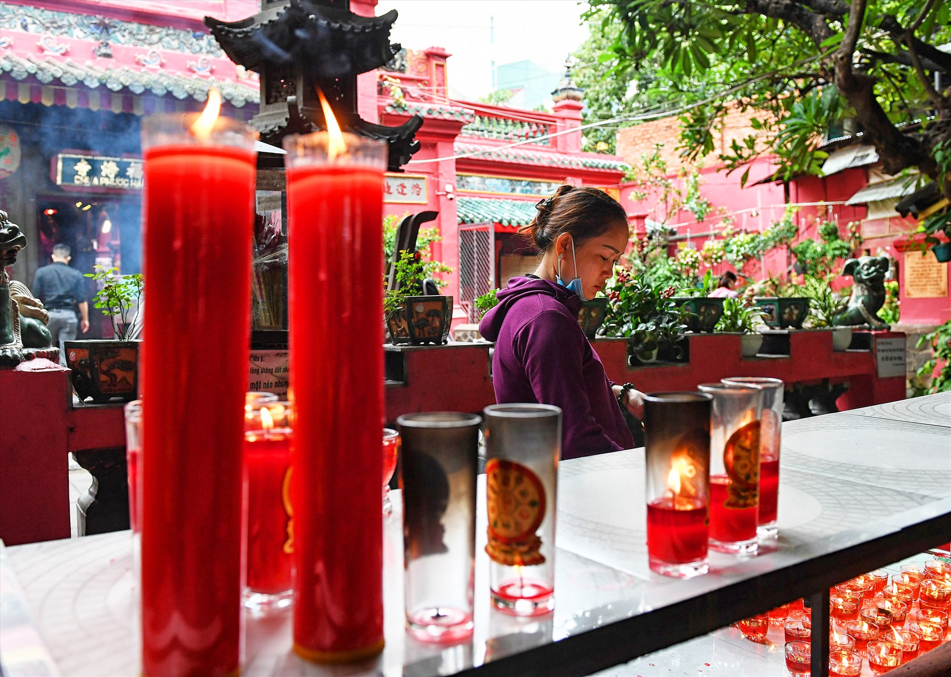 Thắp nến vào lễ.