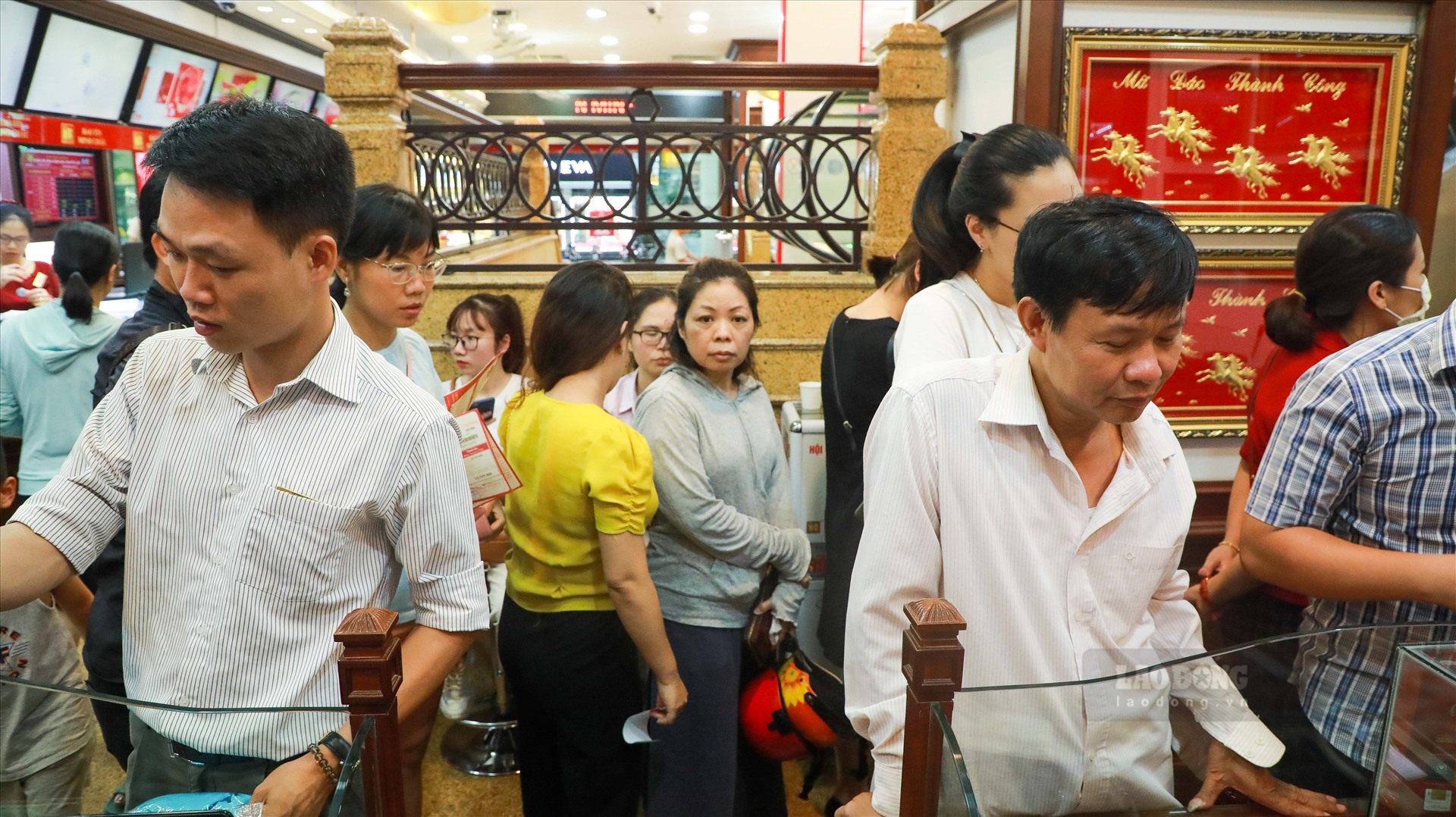 Khung cảnh mua bán tấp nập trong phiên giao dịch chiều ngày 9.7.