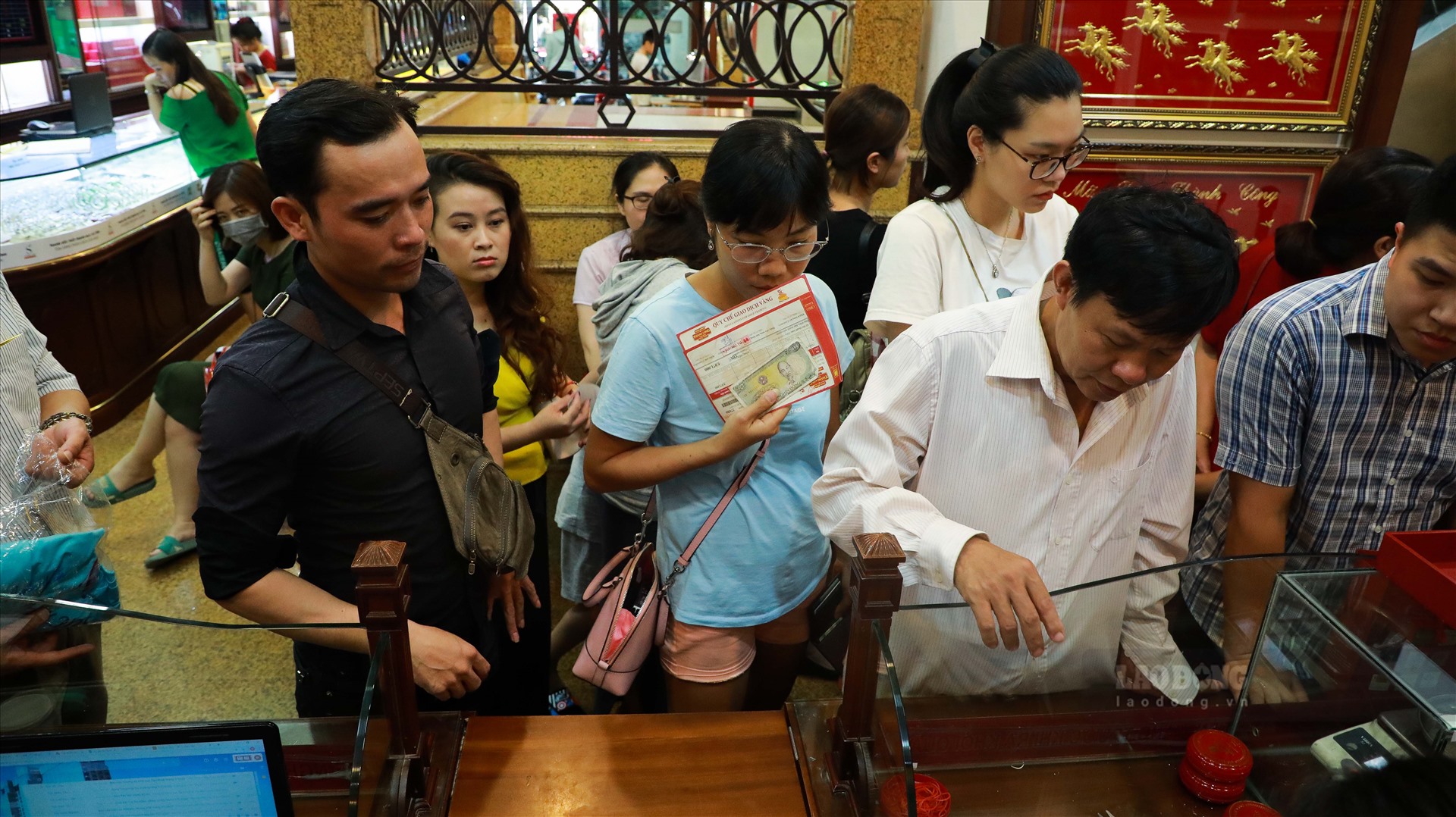 Khung cảnh mua bán tấp nập trong phiên giao dịch chiều ngày 9.7.