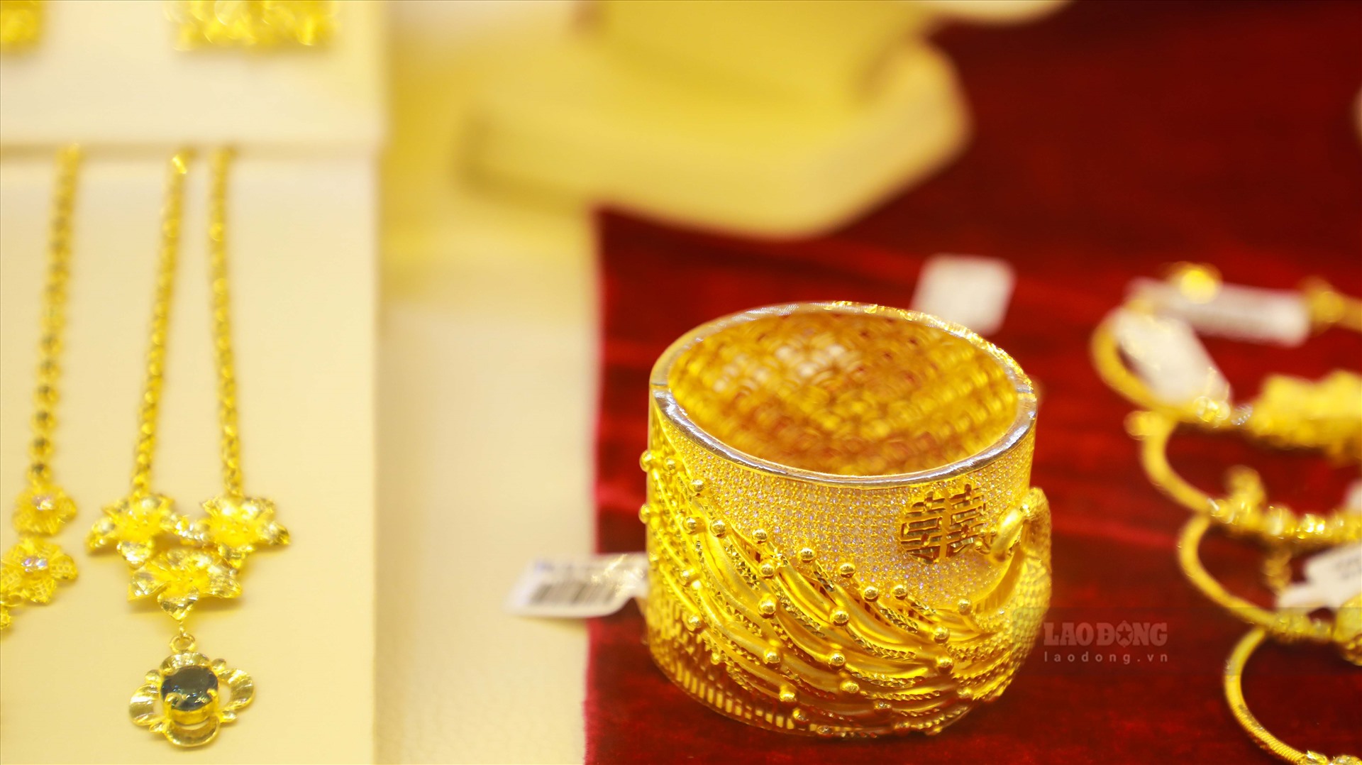 Theo anh Thiết, giá vàng tăng bắt nguồn từ nhiều nguyên nhân, trong đó có những diễn biến do dịch COVID-19 khiến nhiều người lo ngại sự phát triển kinh tế toàn cầu, và vàng trở thành kênh đầu tư an toàn...