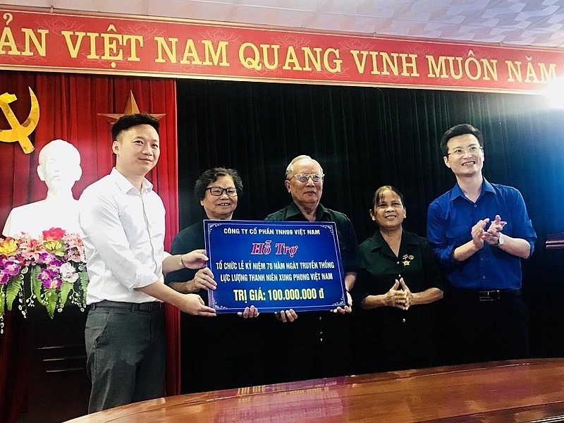 Đại diện công ty TNH99 Việt Nam trao 100 triệu đồng hỗ trợ tổ chức Lễ Kỷ niệm 70 năm ngày Truyền thống Lực lượng Thanh niên Xung phong Việt Nam. Ảnh: NTH