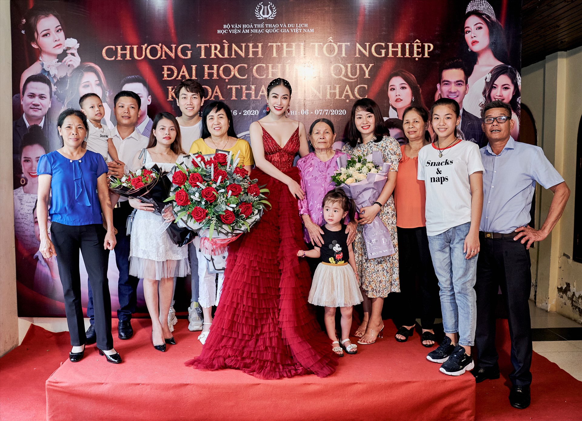 Gia đình và bạn bè đến chúc mừng lễ tốt nghiệp của Hoa hậu Áo dài Việt Nam 2019.
