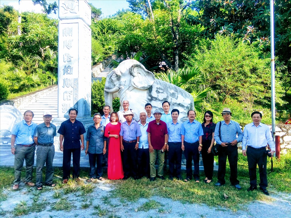 Đoàn văn nghệ sĩ Nghệ An chụp hình lưu niệm tại đền Choọng. Ảnh Hữu Vinh