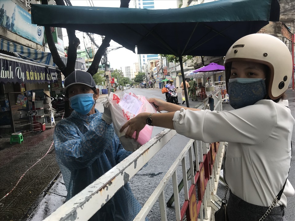 Ông Đãi nhận đồ của người nhà gửi vào bên trong khu cách ly. Ảnh: Mai Hương