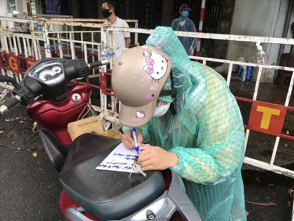 Người nhà ghi rõ thông tin trước khi chuyển vào khu cách ly. Ảnh: Mai Hương