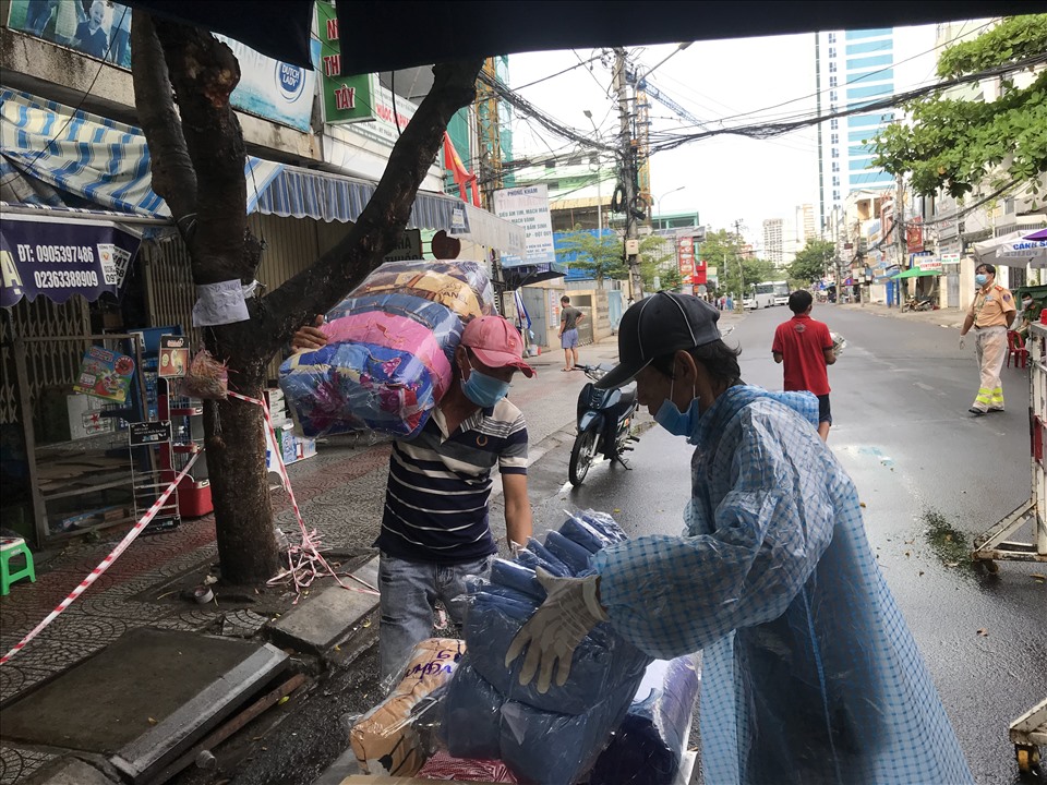 Ông Đãi xếp đồ trước khi vận chuyển vào bên trong. Ảnh: Mai Hương