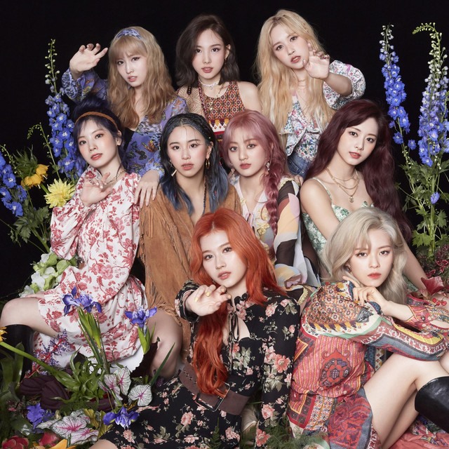 Nhóm TWICE. Ảnh: Cắt từ clip, Poster MV.