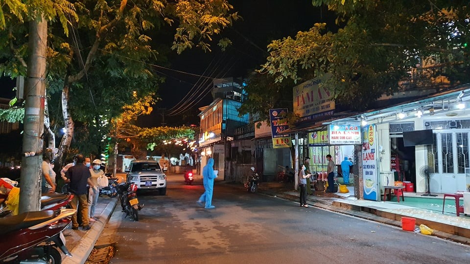 Lực lượng chức năng ở Huế kiểm tra các địa điểm mà ca nghi nhiễm COVID-19 đã từng tới. Ảnh: Phúc Đạt.
