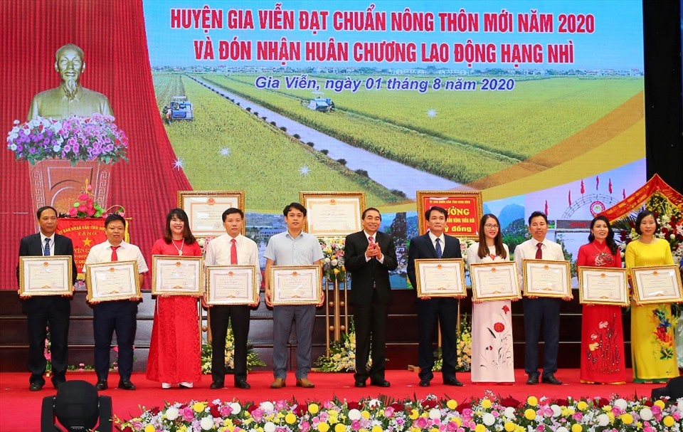 Trao bằng khen của UBND tỉnh Ninh Bình cho các cá nhân và tập thể xuất sắc. Ảnh: NT