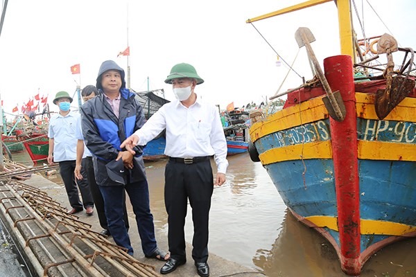 Lãnh đạo UBND TP.Hải Phòng kiểm tra công tác phòng chống áp thấp nhiệt đới tại các địa phương. Ảnh Cổng TTĐT Hải Phòng