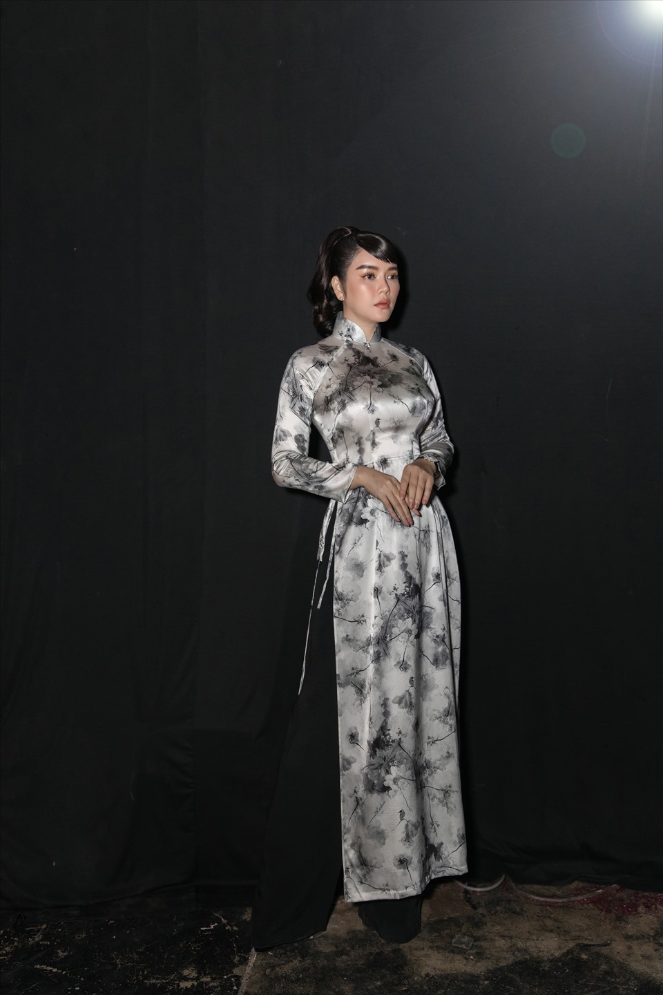 Cô chọn thiết kế nữ tính.