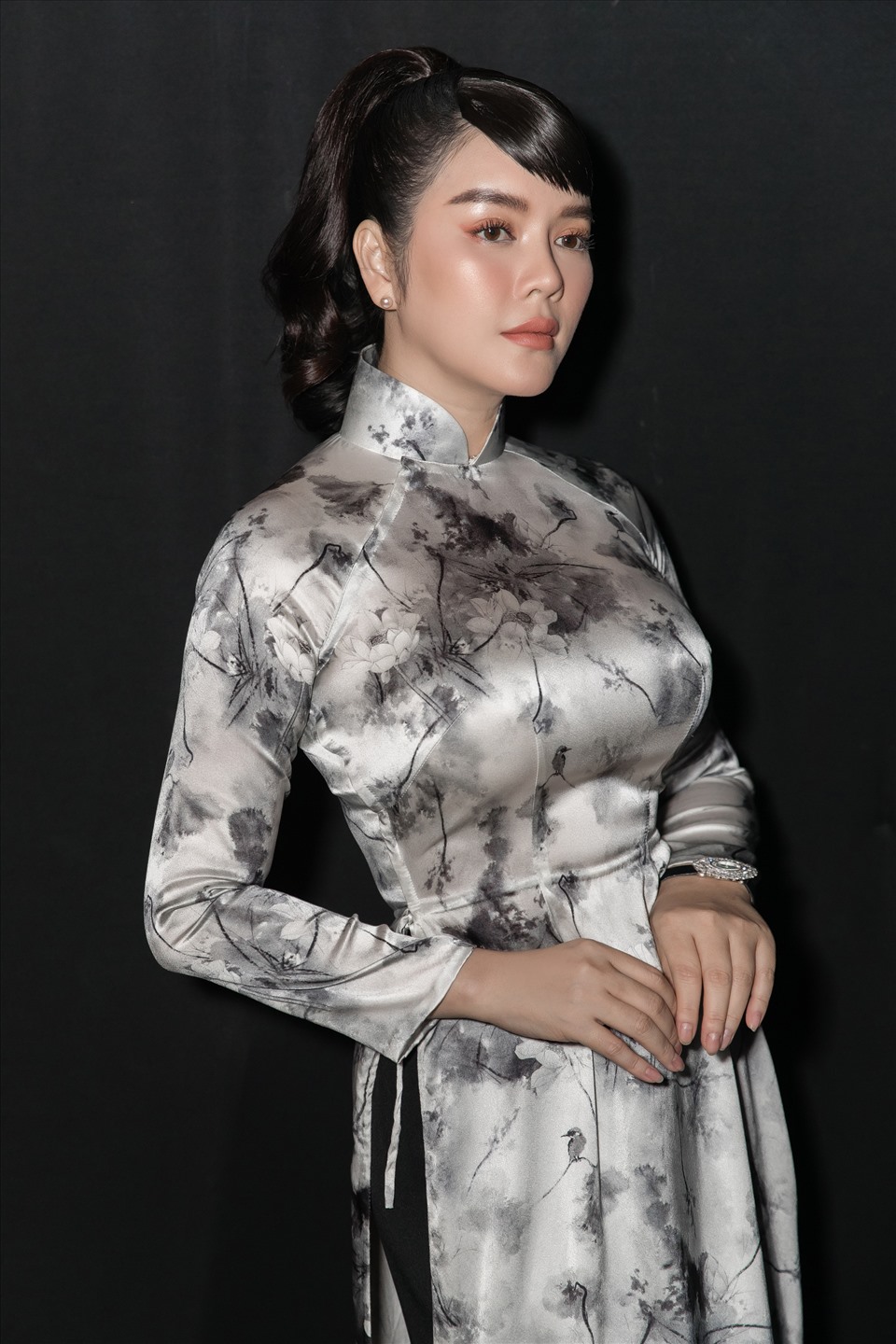 Cô chọn thiết kế nữ tính.