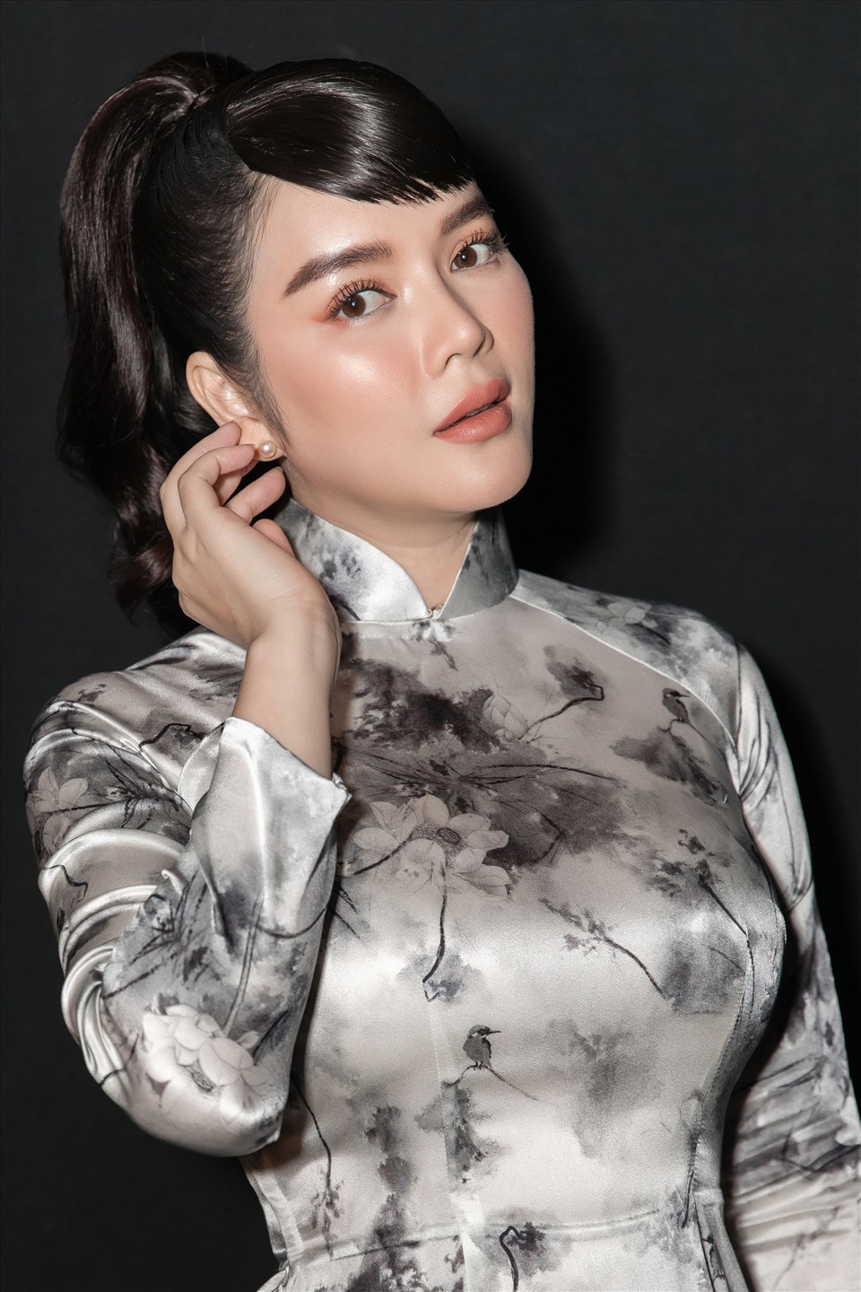 Lý Nhã Kỳ quý phái và sang trọng.