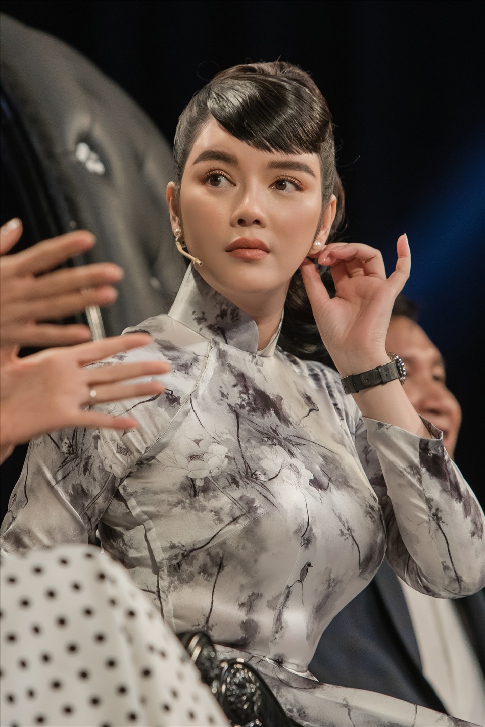 Lý Nhã Kỳ quý phái và sang trọng.