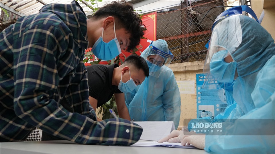 Test nhanh COVID-19 đồng loạt cho người về từ Đà Nẵng tại quận Thanh Xuân. Ảnh: Phạm Đông