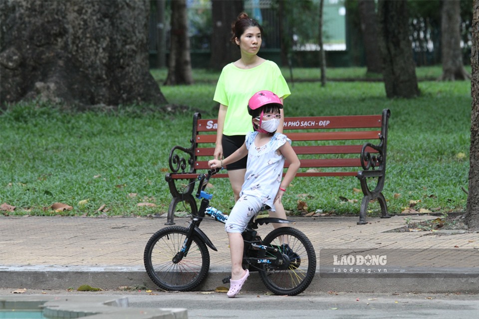 Cuối tuần là thời điểm nhiều gia đình dành thời gian cho con của mình. Họ chọn cách sinh hoạt ngoài trời và luôn căng dặn con mình đeo khẩu trang để tránh bị lây lan dịch bệnh. Ảnh: Thanh Vũ