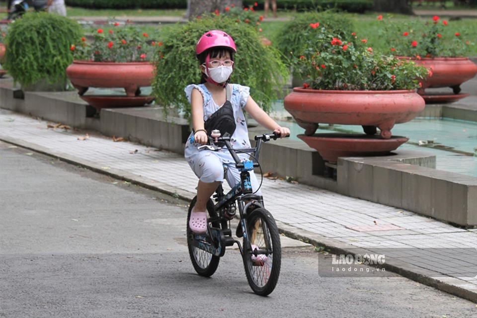 Cuối tuần là thời điểm nhiều gia đình dành thời gian cho con của mình. Họ chọn cách sinh hoạt ngoài trời và luôn căng dặn con mình đeo khẩu trang để tránh bị lây lan dịch bệnh. Ảnh: Thanh Vũ