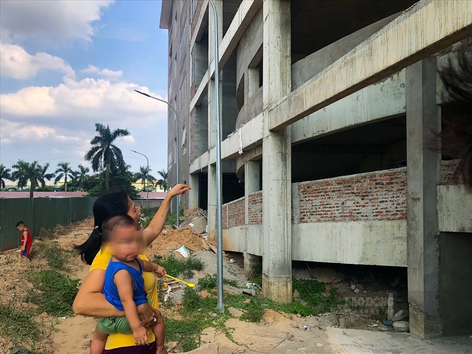 Các hạng mục công trình vẫn còn ngổn ngang chưa hoàn thiện, rất nguy hiểm cho người dân khi sinh sống ở đây. Ảnh: Phan Anh